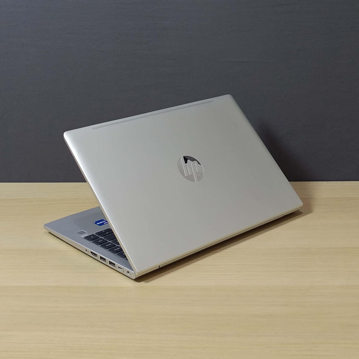 HP Probook 440G9 Belakang Kiri Butik Laptop